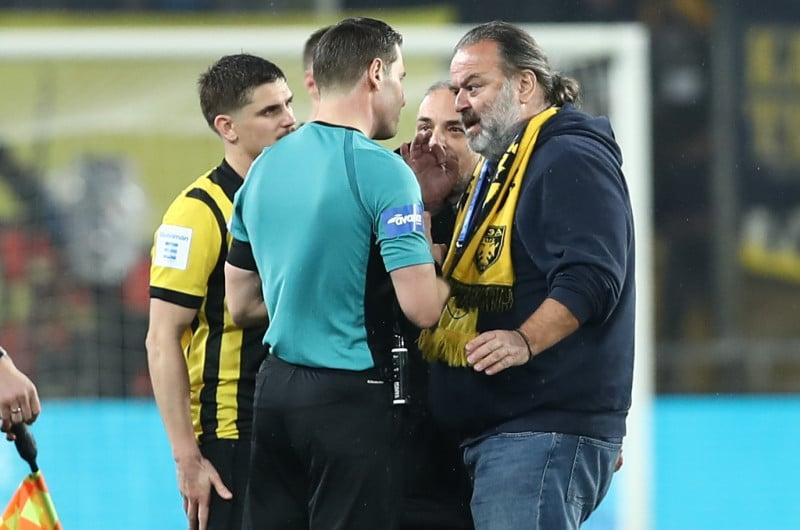 Έξαλλος Ηλιόπουλος! Μπήκε στο γήπεδο και τα έψαλε στον διαιτητή (ΒΙΝΤΕΟ)