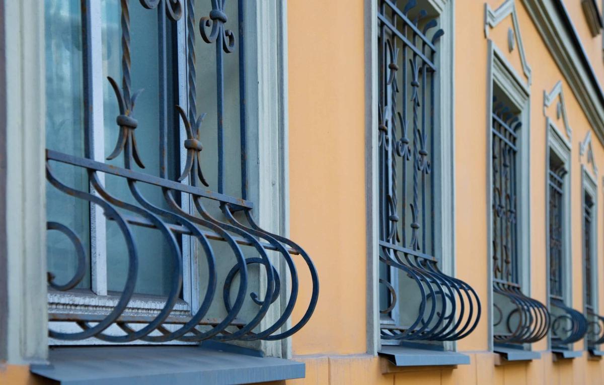 Γιατί κάποια κάγκελα παραθύρων έχουν μια καμπύλη χαμηλά προς τα έξω 1 stigmiotypo othonis 2025 10 18 22.33.44