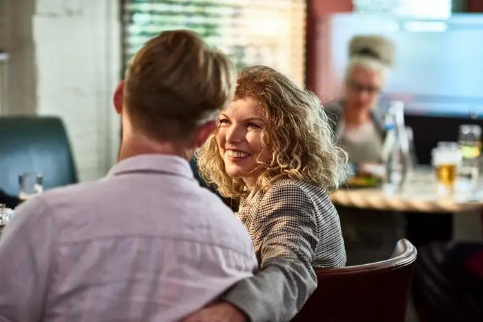 Είμαι 60 ετών παντρεμένη και μου την πέφτει ένας 30άρης. Τι να κάνω; 1