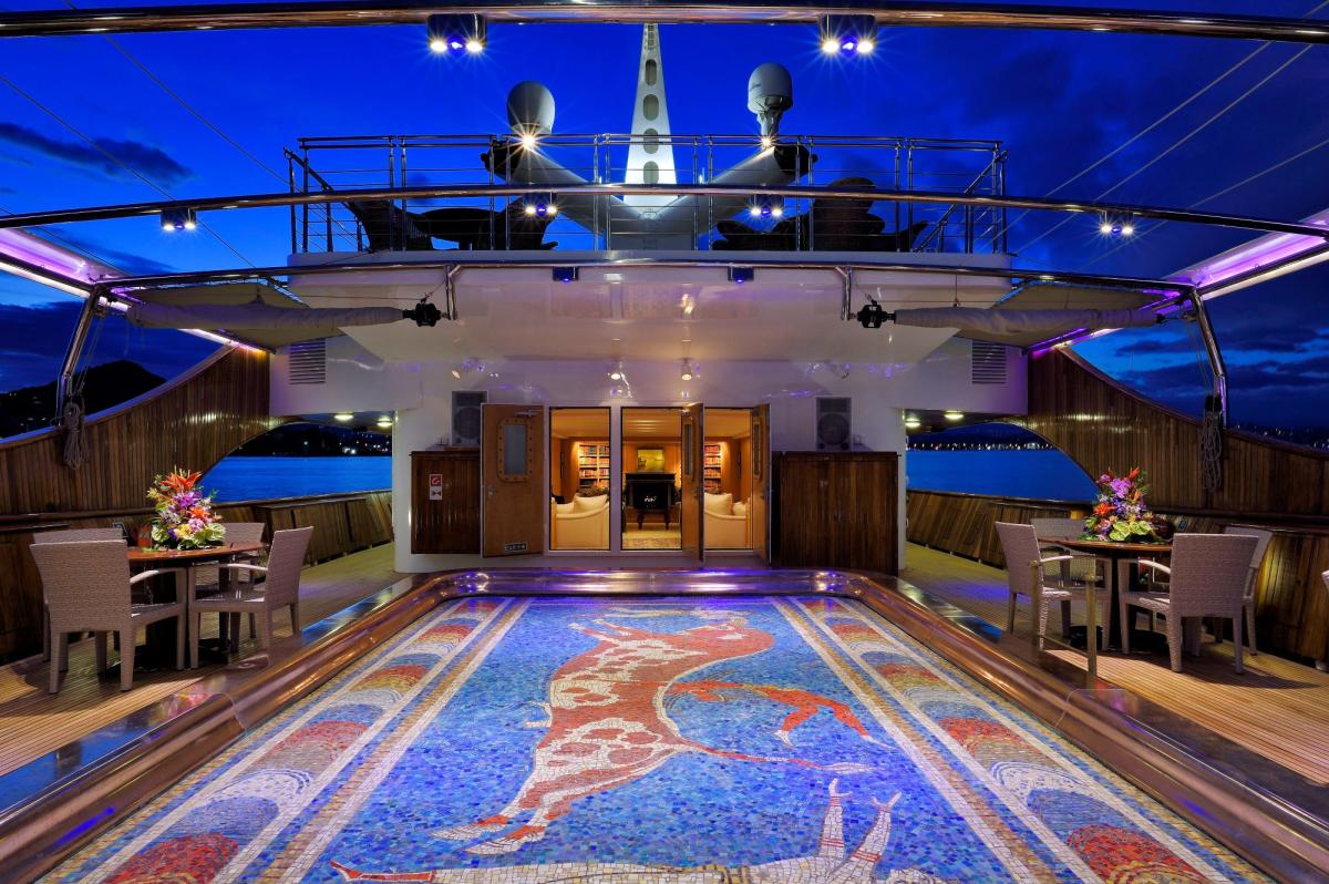 17 καμπίνες, πισίνα που μετατρεπόταν σε πίστα χορού και σουίτα με θηριώδες τζάκι – Βίντεο από το πλωτό «παλάτι» του Ωνάση, Christina O 2 christina o aft deck mega yacht