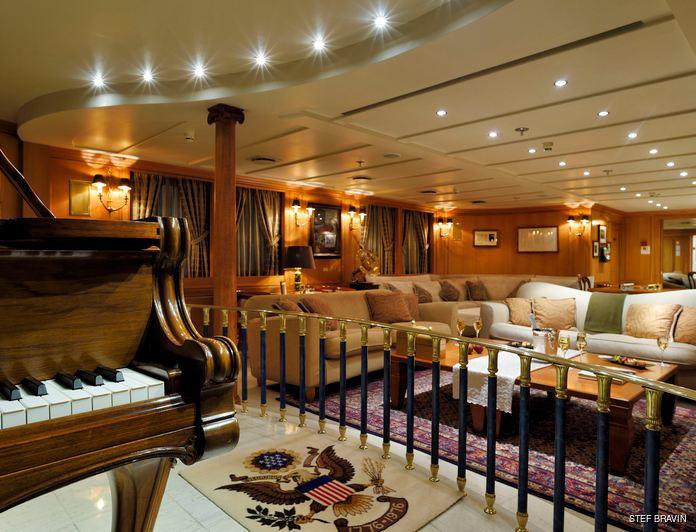 17 καμπίνες, πισίνα που μετατρεπόταν σε πίστα χορού και σουίτα με θηριώδες τζάκι – Βίντεο από το πλωτό «παλάτι» του Ωνάση, Christina O 3 charter christina o yacht 13