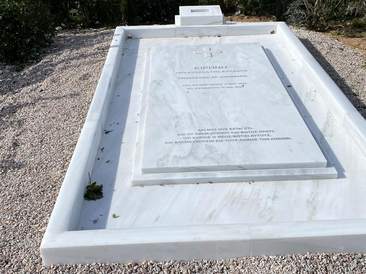 Πριγκίπισσα Ειρήνη: Αποκαλύφθηκε η μαρμάρινη πλάκα στον τάφο της δίπλα στον τέως βασιλιά Κωνσταντίνο 2 Ο τάφος της πριγκίπισσας Ειρήνης στο Τατόι