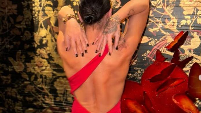 Το… τερμάτισε: Πασίγνωστη Ελληνίδα μαμά με διάφανο φόρεμα σε έξοδο! (ΦΩΤΟ)