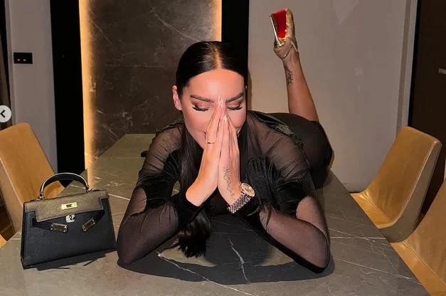 screenshot 2025 02 25 at 01 53 39 zetl lady theo17 bull fwtografies kai binteo sto instagram52208