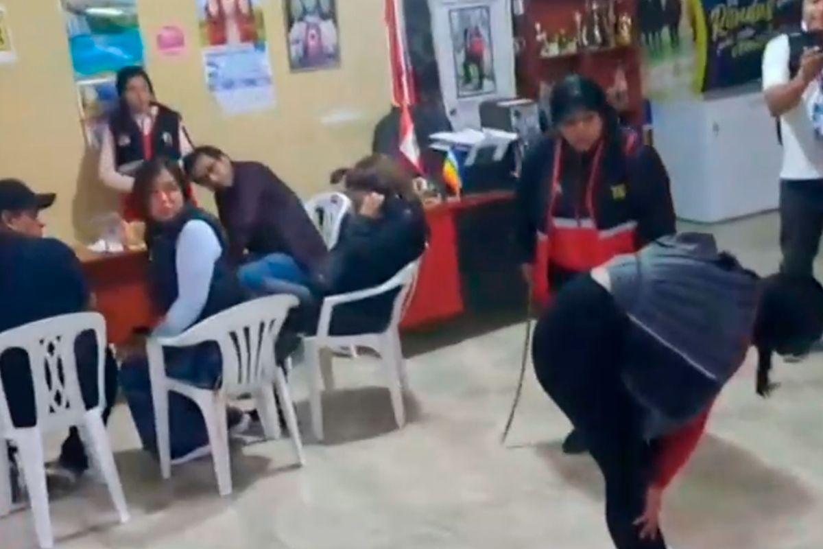 Συγκέντρωση αγροτικών περιπολιών Cajamarca Περού δημόσια διαπόμπευση ζευγαριού