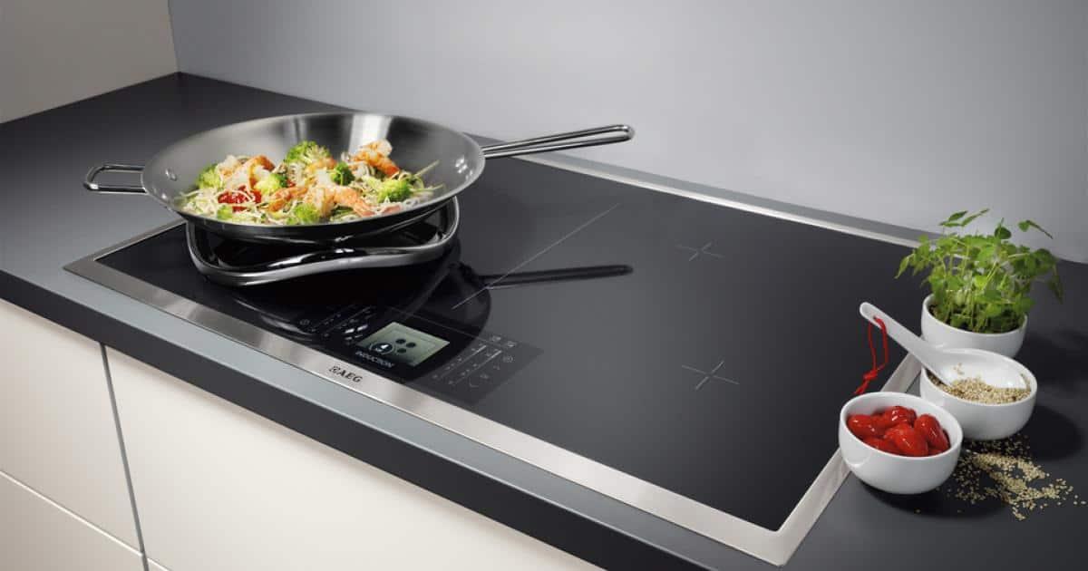 Ξέρει καλά η γιαγιά: Το κόλπο με το αλουμινόχαρτο για έναν πεντακάθαρο φούρνο 2 gdarsimata stin keramiki estia 1