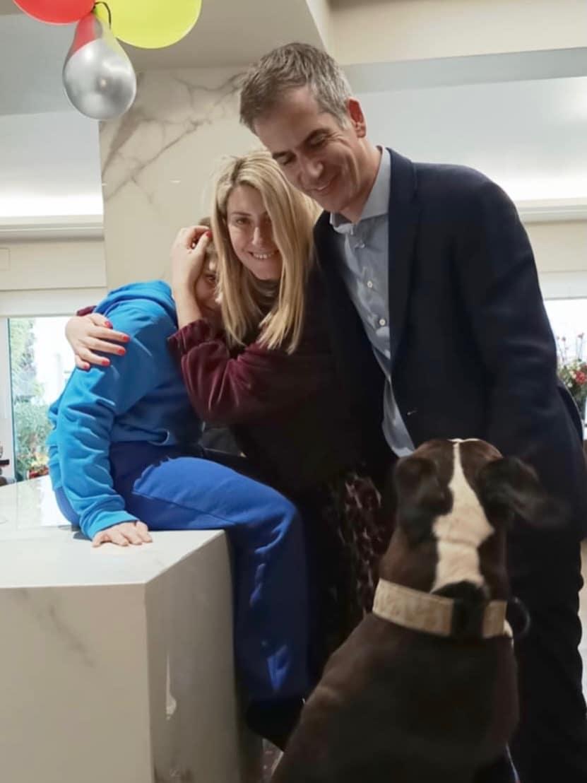 Η Σία Κοσιώνη επέστρεψε σπίτι: Τα πρώτα λόγια και η οικογενειακή φωτογραφία με τον Κώστα Μπακογιάννη και τον γιο τους 1 1 23