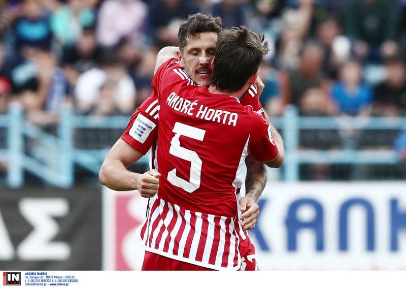 Γιόβετιτς και Όρτα πανηγυρίζουν γκολ του Ολυμπιακού αγκαλιασμένοι