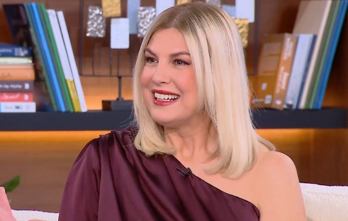 &Eta; &Rho;ά&nu;&iota;&alpha; &Theta;&rho;&alpha;&sigma;&kappa;&iota;ά &chi;&alpha;&mu;&omicron;&gamma;&epsilon;&lambda;&alpha;&sigma;&tau;ή, &epsilon;&kappa;&phi;&rho;ά&zeta;&omicron;&nu;&tau;&alpha;&sigmaf; &tau;&eta;&nu; &alpha;&iota;&sigma;&iota;&omicron;&delta;&omicron;&xi;ί&alpha; &tau;&eta;&sigmaf; &gamma;&iota;&alpha; &tau;&eta; &nu;έ&alpha; &mu;&omicron;&rho;&phi;ή &tau;&eta;&sigmaf; &omicron;&iota;&kappa;&omicron;&gamma;έ&nu;&epsilon;&iota;ά&sigmaf; &tau;&eta;&sigmaf;