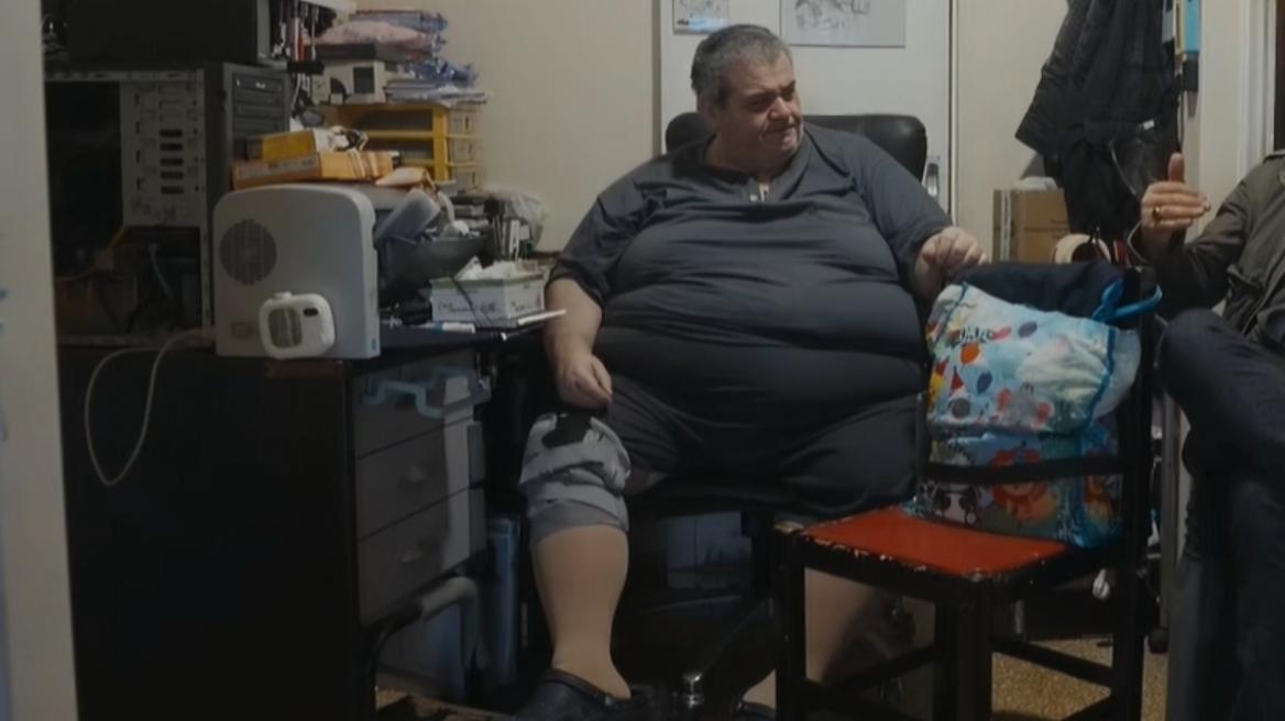 Καθηλωμένος σε καρέκλα ο ηθοποιός των 80’s, Κώστας Μακέδος: «Δεν μπορώ να κουνηθώ! Όλα σπίτι τα κάνω με τηλεκοντρόλ, τη σόμπα, τα φώτα, όλα» 1 makedos