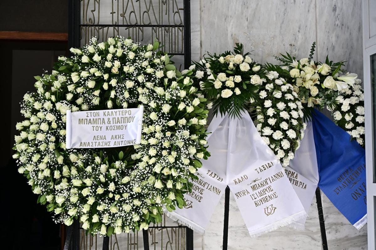 Συντετριμμένη η Λένα Παπαληγούρα στο πλευρό της μητέρας της στην κηδεία του πατέρα της - Το στεφάνι της «ράγισε» καρδιές 1 6851244 scaled