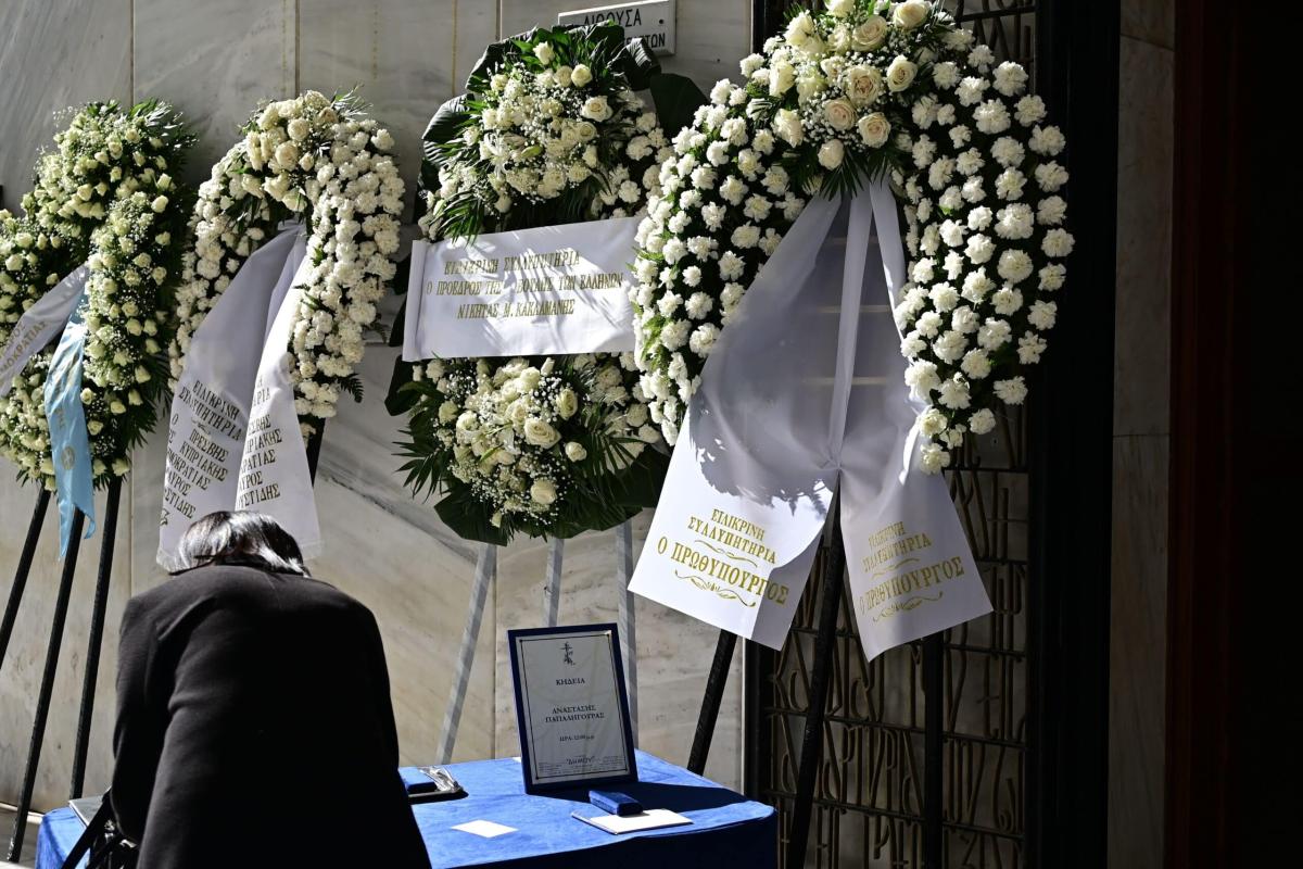 Συντετριμμένη η Λένα Παπαληγούρα στο πλευρό της μητέρας της στην κηδεία του πατέρα της - Το στεφάνι της «ράγισε» καρδιές 3 6851248 scaled