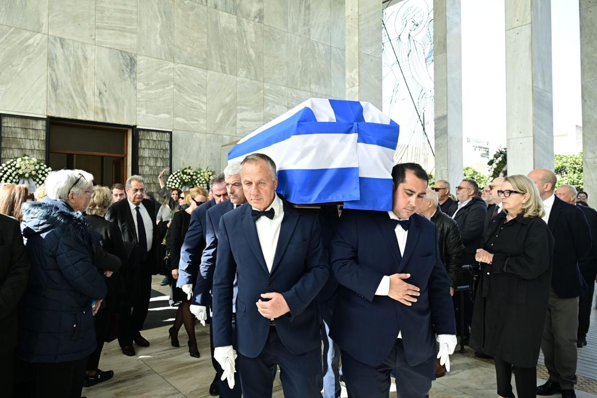 Συντετριμμένη η Λένα Παπαληγούρα στο πλευρό της μητέρας της στην κηδεία του πατέρα της - Το στεφάνι της «ράγισε» καρδιές 4 6851321 scaled