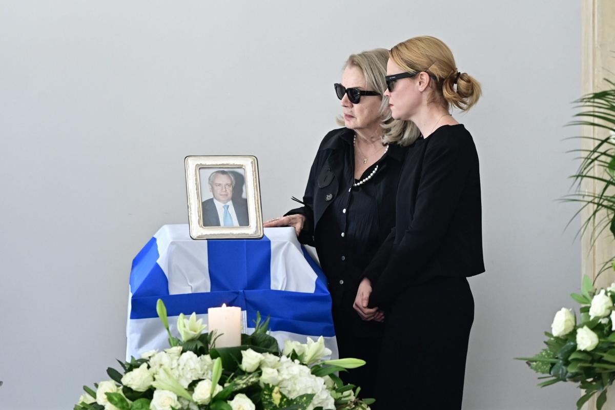 Συντετριμμένη η Λένα Παπαληγούρα στο πλευρό της μητέρας της στην κηδεία του πατέρα της - Το στεφάνι της «ράγισε» καρδιές 5 6851268 scaled