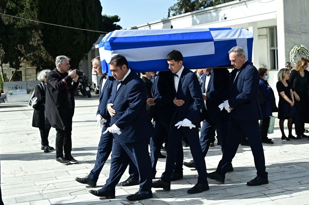 Συντετριμμένη η Λένα Παπαληγούρα στο πλευρό της μητέρας της στην κηδεία του πατέρα της - Το στεφάνι της «ράγισε» καρδιές 6 6851320 scaled