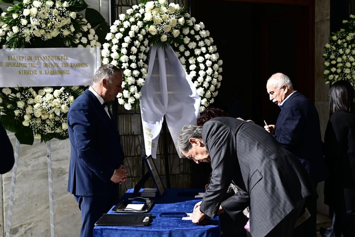 Συντετριμμένη η Λένα Παπαληγούρα στο πλευρό της μητέρας της στην κηδεία του πατέρα της - Το στεφάνι της «ράγισε» καρδιές 7 6851238 scaled