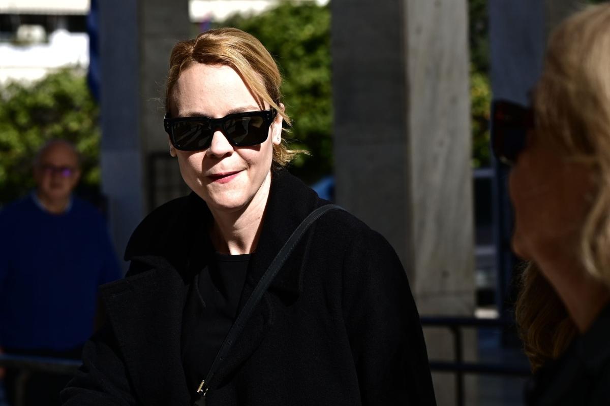 Συντετριμμένη η Λένα Παπαληγούρα στο πλευρό της μητέρας της στην κηδεία του πατέρα της - Το στεφάνι της «ράγισε» καρδιές 8 6851240 scaled