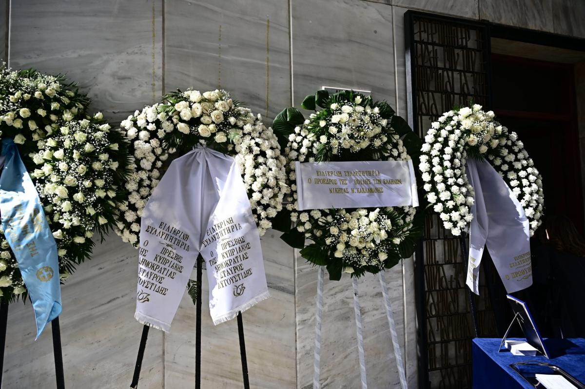 Συντετριμμένη η Λένα Παπαληγούρα στο πλευρό της μητέρας της στην κηδεία του πατέρα της - Το στεφάνι της «ράγισε» καρδιές 9 6851243 scaled