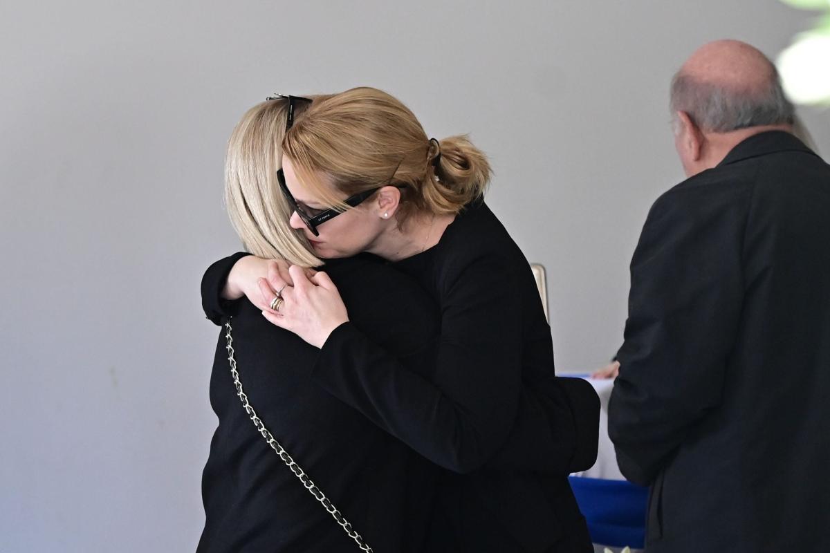 Συντετριμμένη η Λένα Παπαληγούρα στο πλευρό της μητέρας της στην κηδεία του πατέρα της - Το στεφάνι της «ράγισε» καρδιές 10 6851254 scaled