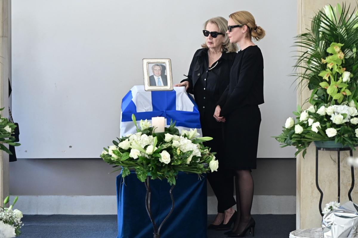Συντετριμμένη η Λένα Παπαληγούρα στο πλευρό της μητέρας της στην κηδεία του πατέρα της - Το στεφάνι της «ράγισε» καρδιές 11 6851266 scaled
