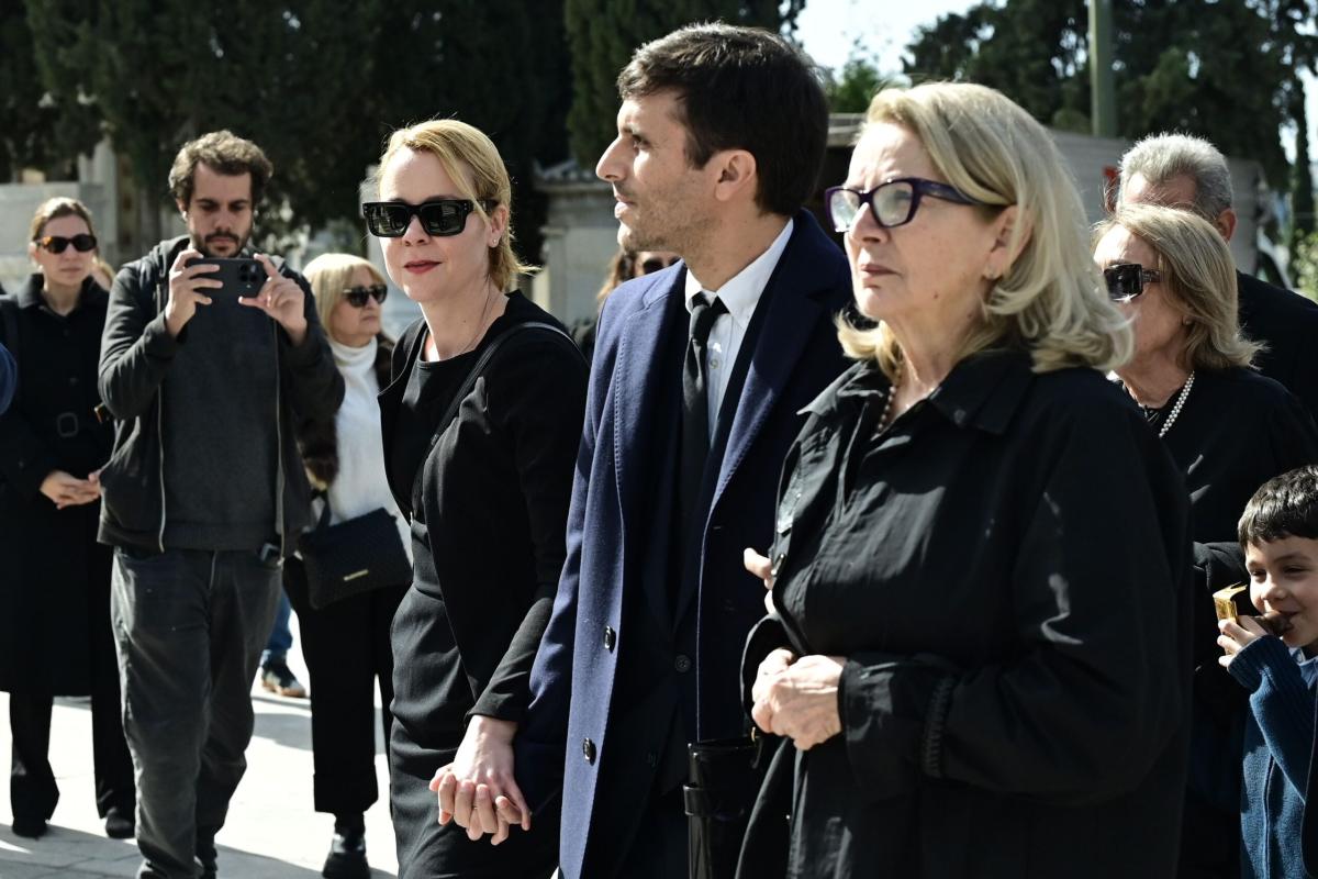 Συντετριμμένη η Λένα Παπαληγούρα στο πλευρό της μητέρας της στην κηδεία του πατέρα της - Το στεφάνι της «ράγισε» καρδιές 12 6851314 scaled
