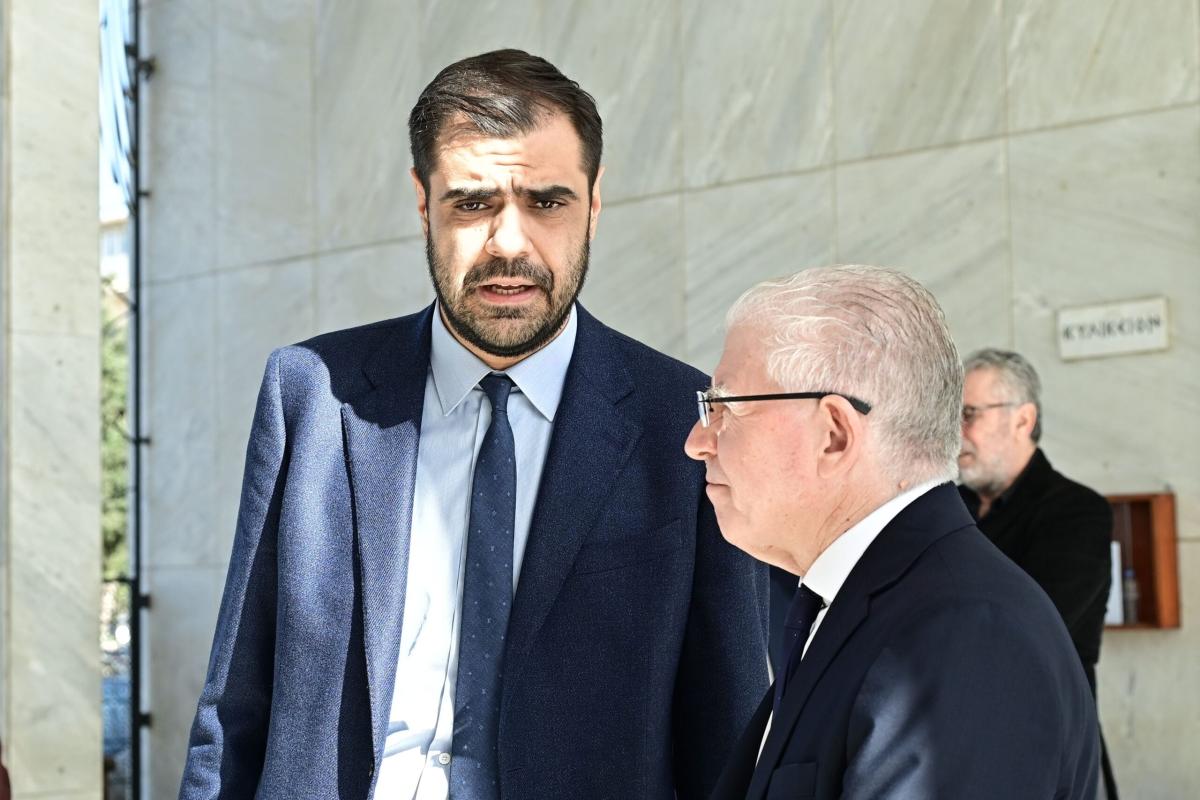 Συντετριμμένη η Λένα Παπαληγούρα στο πλευρό της μητέρας της στην κηδεία του πατέρα της - Το στεφάνι της «ράγισε» καρδιές 13 6851273 scaled