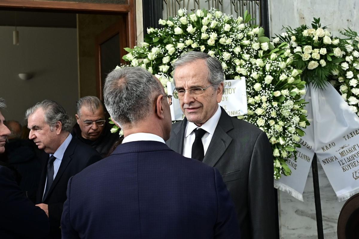 Συντετριμμένη η Λένα Παπαληγούρα στο πλευρό της μητέρας της στην κηδεία του πατέρα της - Το στεφάνι της «ράγισε» καρδιές 14 6851280 scaled