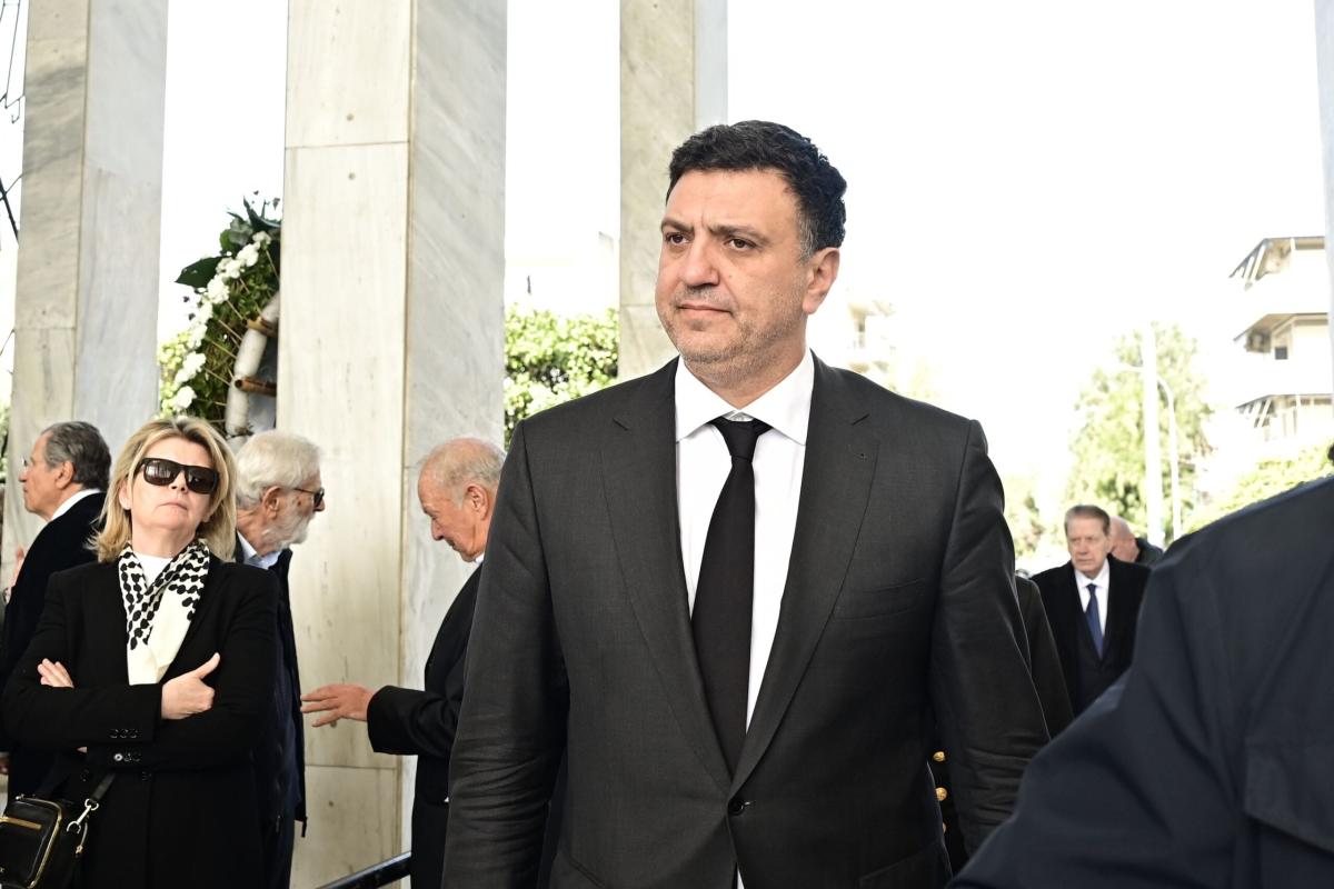 Συντετριμμένη η Λένα Παπαληγούρα στο πλευρό της μητέρας της στην κηδεία του πατέρα της - Το στεφάνι της «ράγισε» καρδιές 15 6851297 scaled