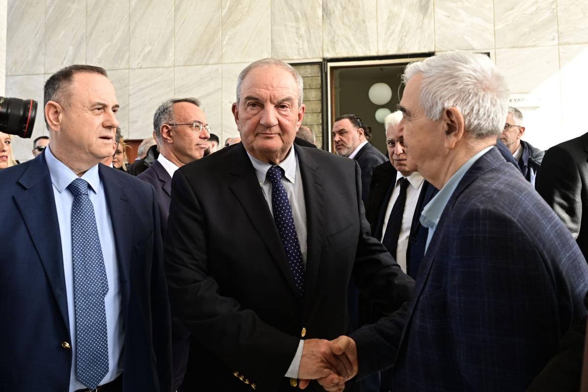 Συντετριμμένη η Λένα Παπαληγούρα στο πλευρό της μητέρας της στην κηδεία του πατέρα της - Το στεφάνι της «ράγισε» καρδιές 16 6851301 scaled