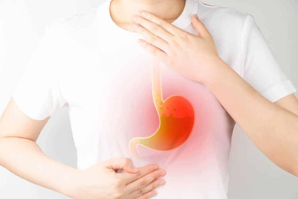 Ένας άνδρας που διαγνώστηκε με καρκίνο του οισοφάγου αποκαλύπτει το πρώτο σύμπτωμα που παρατήρησε και το οποίο αγνόησαν οι γιατροί 3 a person holding his stomach and