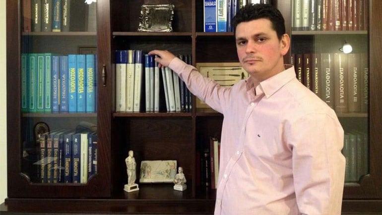 Το κείμενο της εικόνας είναι: Ο Έλληνας «γιατρός των φτωχών» που έχει αναδείξει το Βοστάνειο Νοσοκομείο ως ένα από τα πιο αξιόπιστα στη χώρα 2 3112725