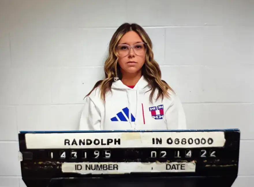 Γραμματέας σχολείου έκανε σeξ με δύο μαθητές -Tην ξυλοκόπησε ο σύζυγός της όταν την έκανε τσακωτή 1 xiouz intiana2