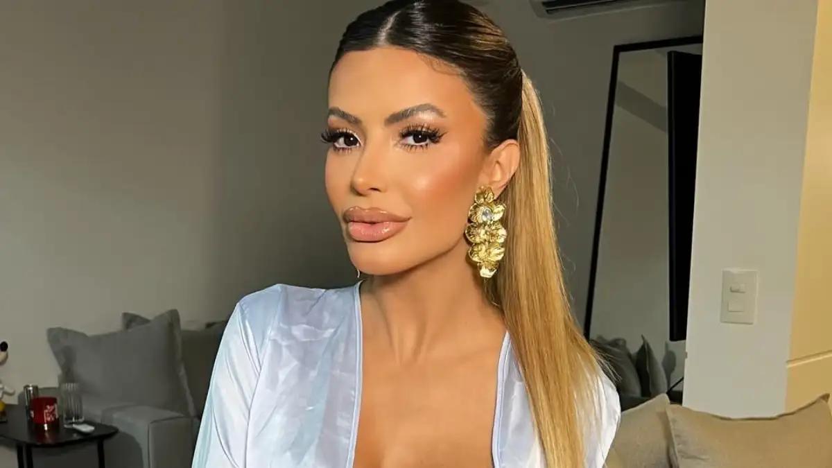 Απίστευτο: Την κράτησαν στο αεροδρόμιο γιατί από τις πολλές πλαστικές δεν την αναγνώριζαν στο διαβατήριό της 1 vraziliana plastiki