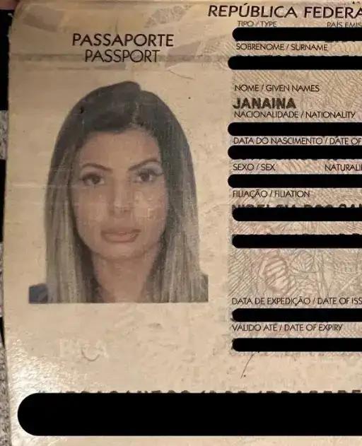 Απίστευτο: Την κράτησαν στο αεροδρόμιο γιατί από τις πολλές πλαστικές δεν την αναγνώριζαν στο διαβατήριό της 6 prazers diavatirio