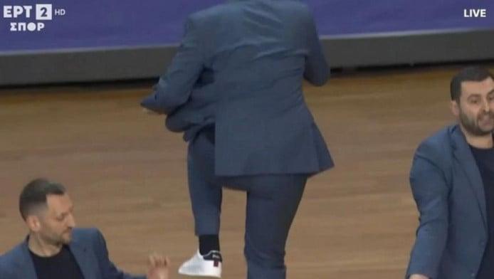 Απίθανη αντίδραση Παπαθεοδώρου σε απόφαση των διαιτητών! (ΒΙΝΤΕΟ)
