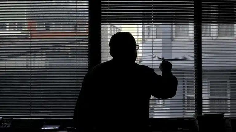 Η απάτη των 16 χρόνων που σόκαρε τη χώρα: Πιάστηκε στα πράσα από μια ερώτηση – Στο 1ο σχόλιο 1 h19f8095