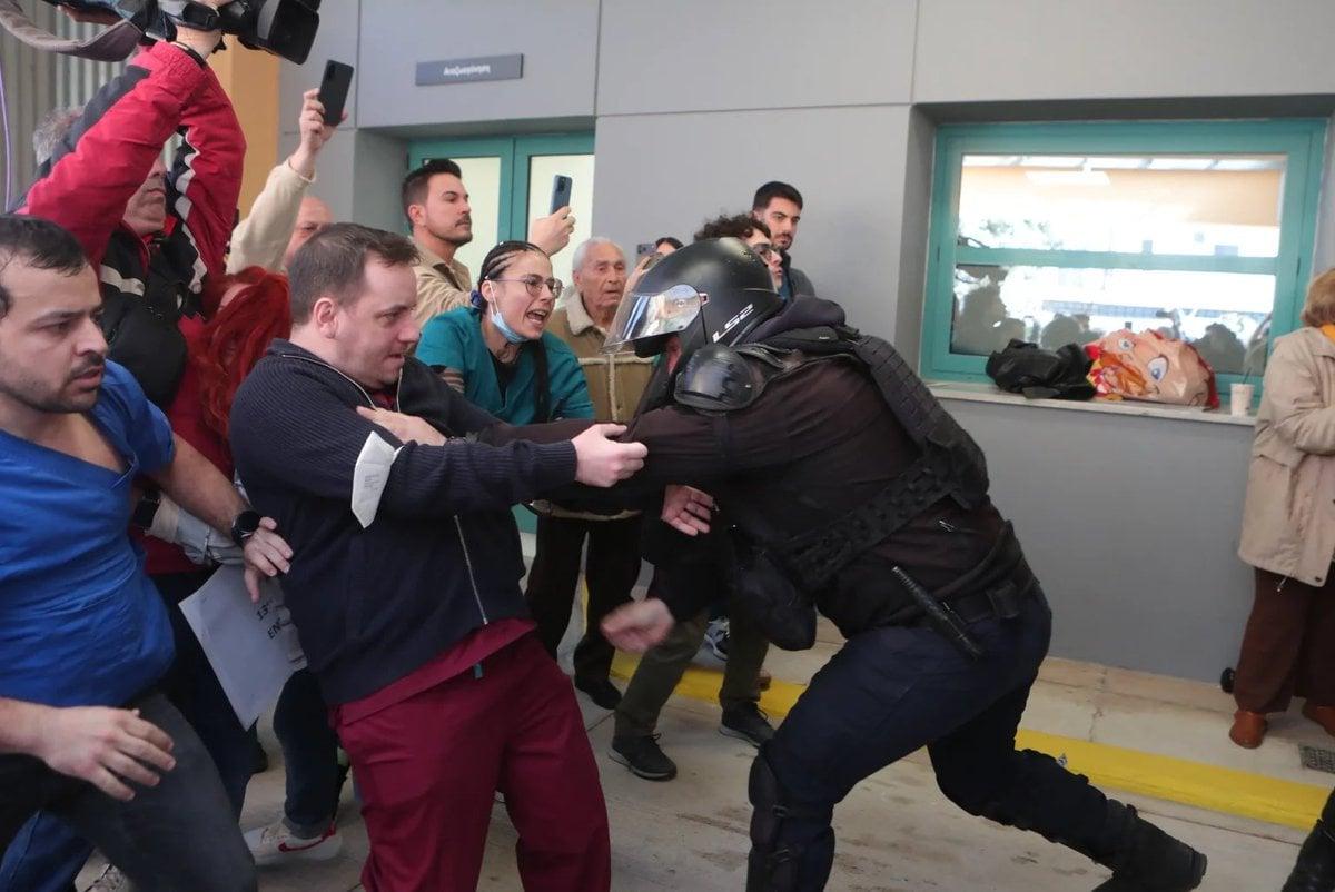 Ένταση και αποδοκιμασίες στο νοσοκομείο Νικαίας κατά την επίσκεψη Γεωργιάδη 1