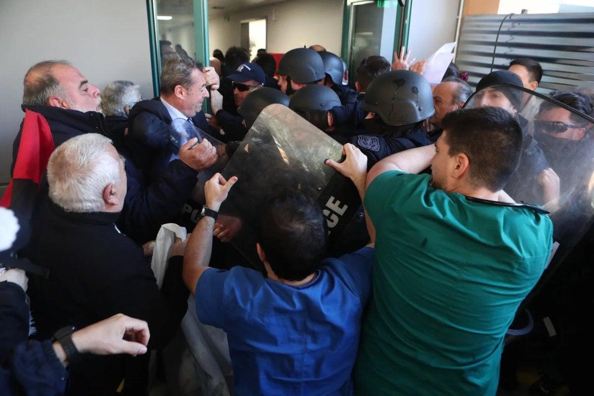 Ένταση και αποδοκιμασίες στο νοσοκομείο Νικαίας κατά την επίσκεψη Γεωργιάδη 2 hbg232bwaaauuqe