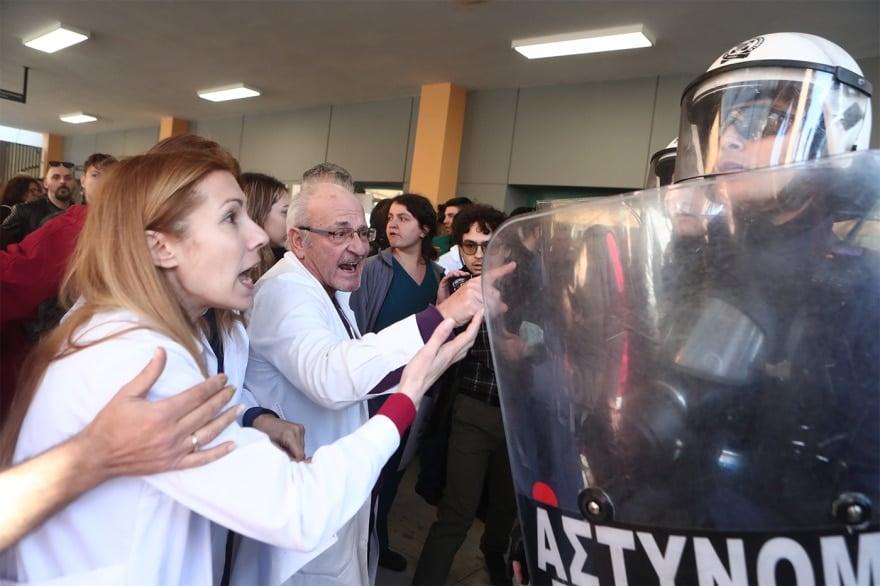 Ένταση και αποδοκιμασίες στο νοσοκομείο Νικαίας κατά την επίσκεψη Γεωργιάδη 4 nosokomeio nikaia 1