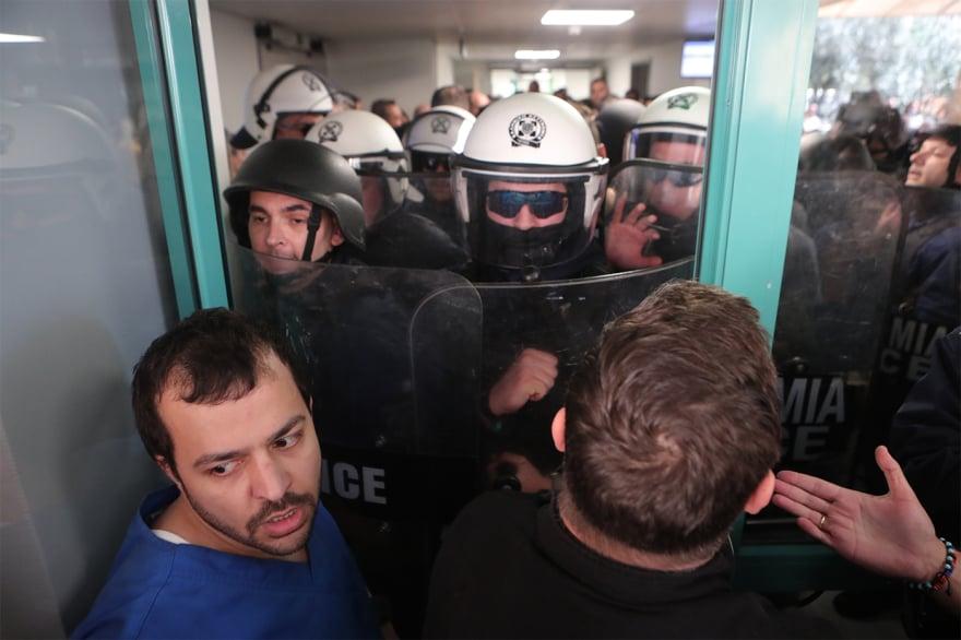 Ένταση και αποδοκιμασίες στο νοσοκομείο Νικαίας κατά την επίσκεψη Γεωργιάδη 5 nosokomeio nikaia 4