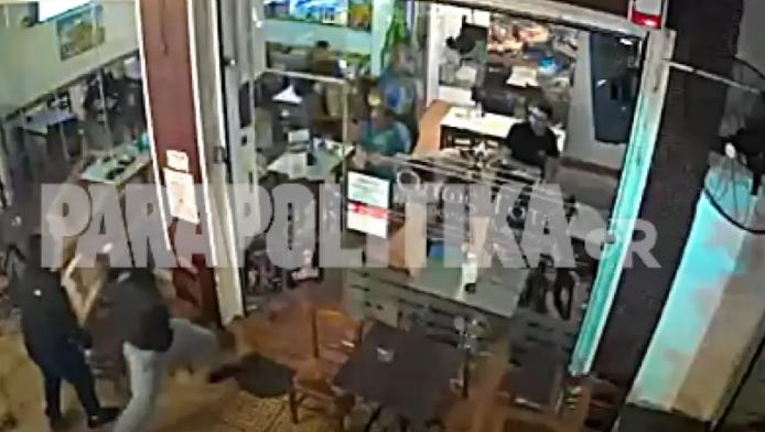 Χάος στο Κουκάκι - Άγρια επεισόδια μεταξύ οπαδών του Παναθηναϊκού (ΒΙΝΤΕΟ)