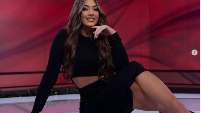 Ξεσήκωσε το γήπεδο Αλβανίδα δημοσιογράφος - Με μίνι φούστα σε αγώνα μπάσκετ