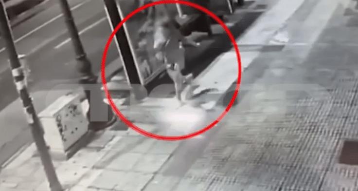 Καλλιθέα: Άγριος ξυλοδαρμός 45χρονης από τον σύντροφό της στη μέση του δρόμου 1 kallithea