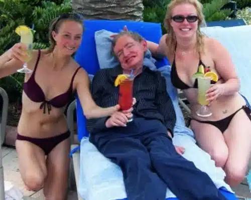 ΥΠΟΘΕΣΗ ΕΠΣΤΑΪΝ: ΣΟΚ ΜΕ ΤΗ ΦΩΤΟΓΡΑΦΙΑ ΤΟΥ ΧΟΚΙΝΓΚ ΠΟΥ ΠΟΖΑΡΕΙ ΜΕ ΔΥΟ ΚΑΛΙΓΡΑΜΜΕΣ ΚΑΛΛΟΝΕΣ ΜΕ ΜΠΙΚΙΝΙ 1