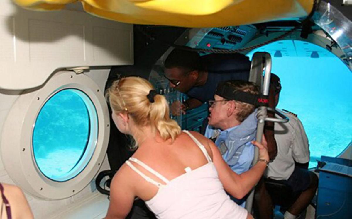 ΥΠΟΘΕΣΗ ΕΠΣΤΑΪΝ: ΣΟΚ ΜΕ ΤΗ ΦΩΤΟΓΡΑΦΙΑ ΤΟΥ ΧΟΚΙΝΓΚ ΠΟΥ ΠΟΖΑΡΕΙ ΜΕ ΔΥΟ ΚΑΛΙΓΡΑΜΜΕΣ ΚΑΛΛΟΝΕΣ ΜΕ ΜΠΙΚΙΝΙ 3 hawking2