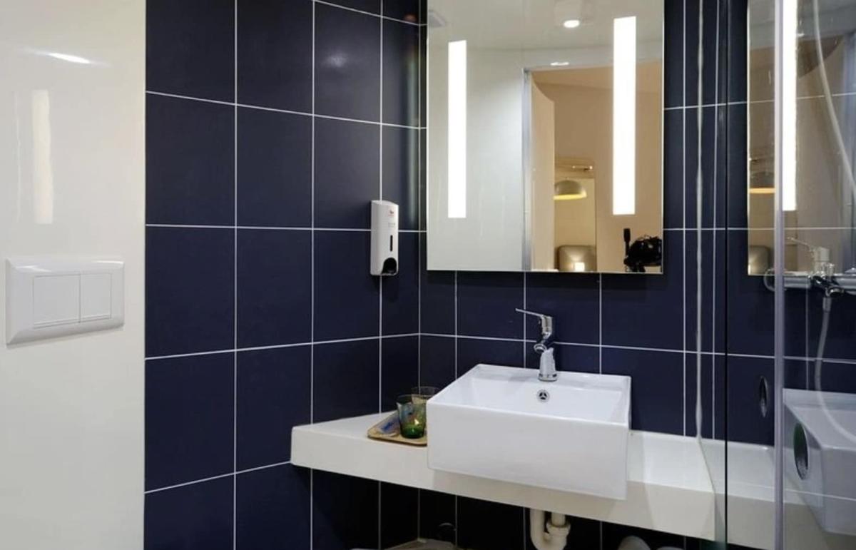 Πώς να αφαιρέσετε τη μαυρίλα ανάμεσα στα πλακάκια στο μπάνιο - Το κόλπο που ξέρουν λίγοι 1 stigmiotypo othonis 2025 04 27 00.22.02