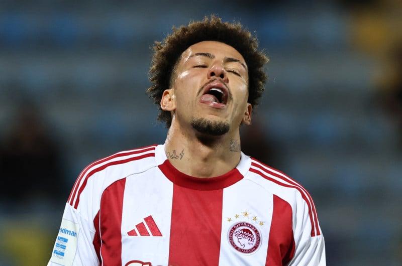 Βασικός παίκτης του Ολυμπιακού κόβει την μπάλα για να μείνει ως προπονητής!