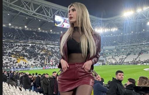 "Σεισμός" όταν δημοσιογράφος εμφανίστηκε με μίνι φούστα στο γήπεδο (ΦΩΤΟ)