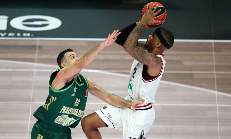 Ο Μπράουν σουτάρει πάνω από τον Σλούκα