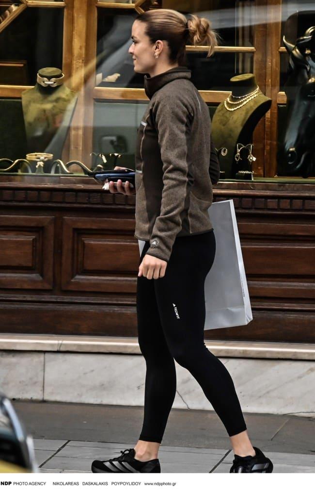 Για αγορές στη Βουκουρεστίου η Μαρία Σάκκαρη - Χαμογελαστή σε μια χαλαρή εμφάνιση 2 1a19f8f574714ef6b19261701772bce5